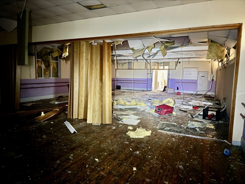 Lot: 72 - FORMER DANCE STUDIO AND TWO-BEDROOM FLAT - Ground floor hall alternative view